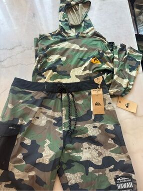 Quiksilver Camo Hooded Rashguard & Camo Board Shorts Set -size Medium